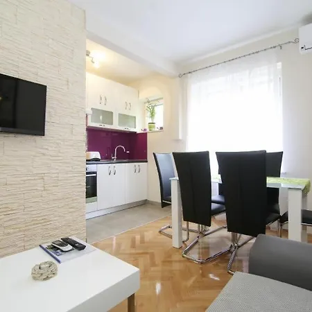 Ferienwohnung In Mit Klimaanlage, W-lan, Waschmaschine سبليت
